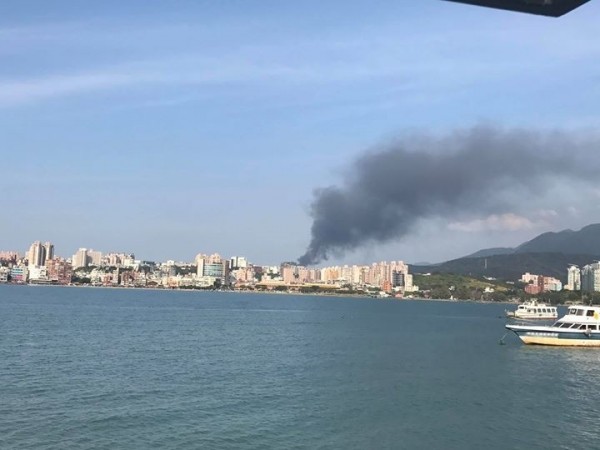淡水今天下午發生倉庫火警,竄出濃密黑煙。(記者王宣晴翻攝臉書)