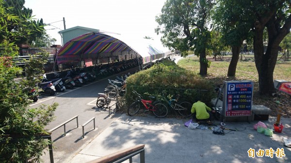 林鳳營火車站機車停車場設置臨時停車棚,要收費訊息引發民眾不滿。(記者楊金城攝)