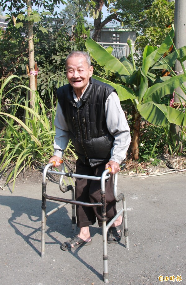87歲的陳照阿公,勇敢對抗腳疾,樂觀面對生命,被旁人尊稱為「土地公爺爺」。(記者陳冠備攝)
