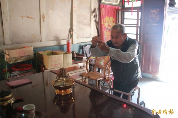 陳照阿公每日點香虔誠祭拜神明,視宗教為走出人生的力量。(記者陳冠備攝)