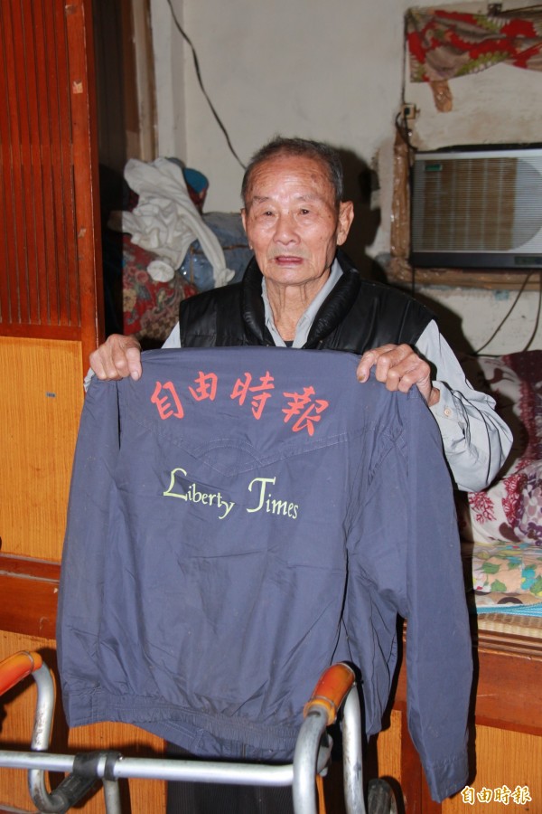 陳照阿公曾擔任鄰長,多年前本報致贈的外套仍視為珍寶,逢氣候變冷就穿起來禦寒。(記者陳冠備攝)