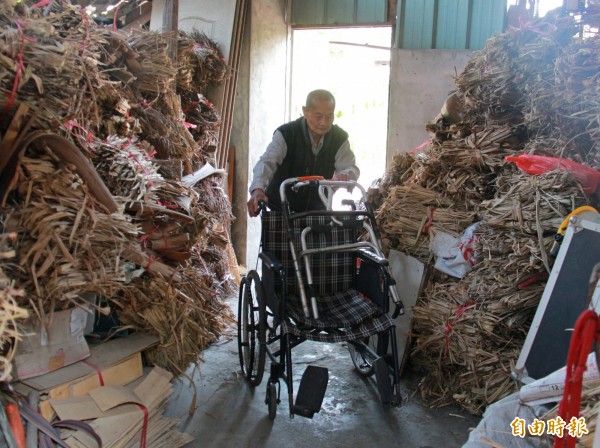 不良於行的陳照阿公,每日推著輪椅與助行器,走出門口打掃,服務人群不嫌累。(記者陳冠備攝)