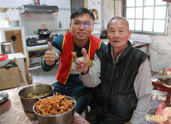 陳照阿公樂觀面對生命,照顧他的志工總是豎起大拇指稱讚。(記者陳冠備攝)