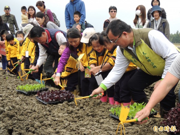 宜蘭縣政府今天舉辦佃佃小農,邀大小朋友栽種宜蘭嚴選時令蔬菜。(記者江志雄攝)