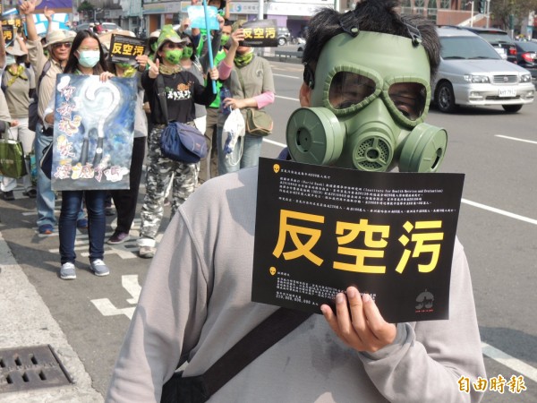 0219我在高雄反空污大遊行下午登場,民眾戴著防毒面具參與遊行。(記者王榮祥攝)