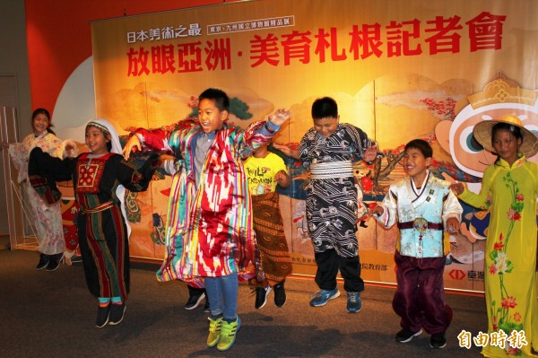 花蓮縣東里國小學生到故宮南院參訪，學生們穿上亞洲各國衣飾呈現學習成果。（記者林宜樟攝）