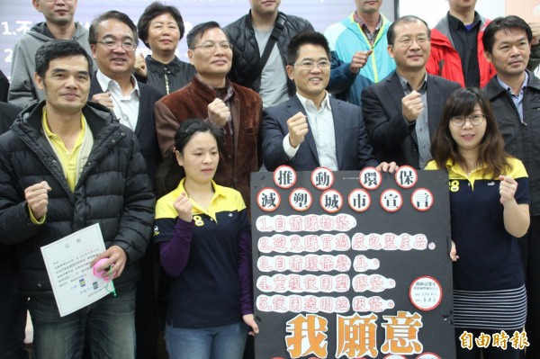 台東縣政府推動環保減塑城市,業者熱情響應。(記者陳賢義攝)