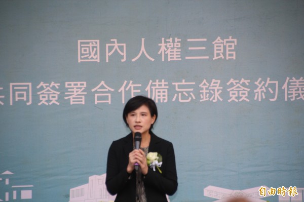 鄭麗君說,民間過去有作許多努力,228基金會也出版過責任報告,現在是政府盡責的時候;至於加害者責任,「史料會說話。」(記者鍾泓良攝)