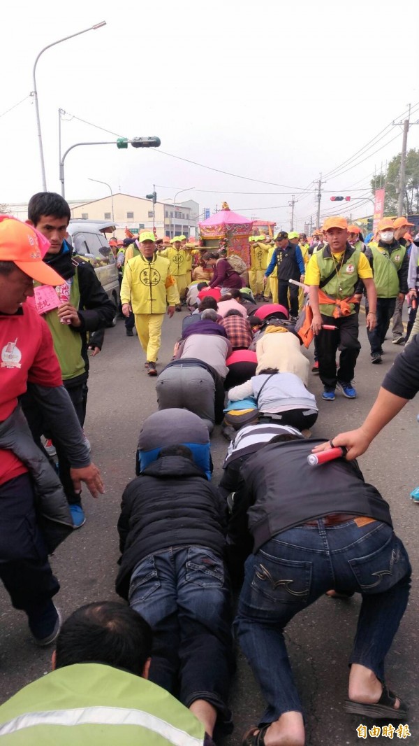 民眾爭相鑽轎腳。(記者廖淑玲攝)
