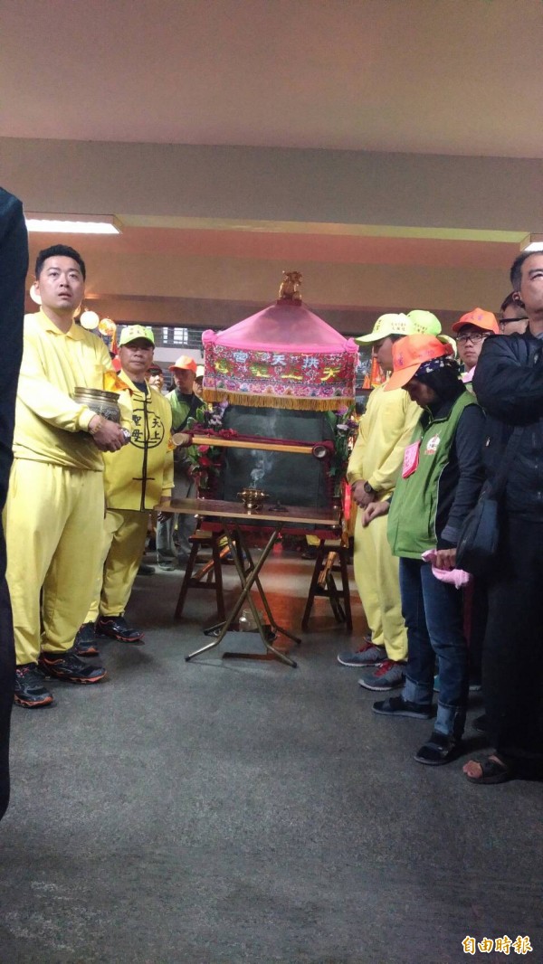 白沙屯媽祖首度駐駕虎尾高中,讓師生又驚又喜。(記者廖淑玲攝)