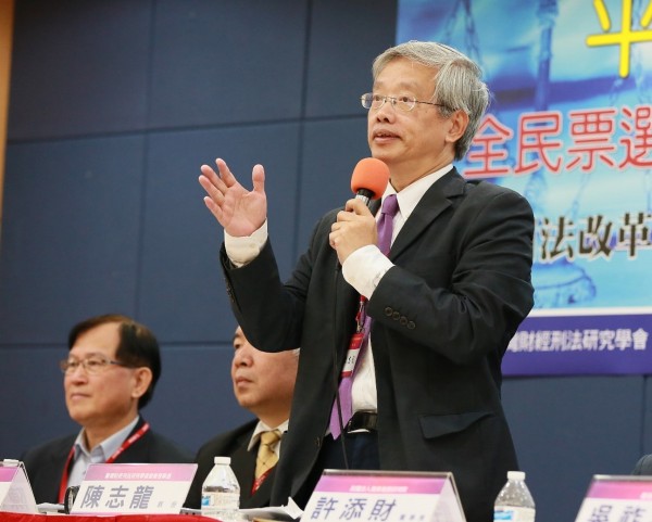 台大法律系教授陳志龍(右)將法官分為三種類型,要尋找有前瞻性的司法人,汰除心態墮落、保守的司法官。(記者張文川翻攝) 台大法律系教授陳志龍(右)將法官分為三種類型,要尋找有前瞻性的司法人,汰除心態墮落、保守的司法官。(記者張文川翻攝)