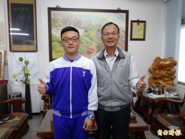 私立興華中學高中部陳盈宇(左),學測考70級分,繁星錄取台大國際企業系,希望從事進出口貿易。(記者王善嬿攝)