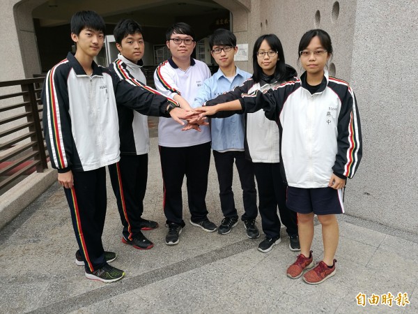 嘉義高中6人通過醫學系第一階段,將再接再厲拚第二階段面試。(記者王善嬿攝)