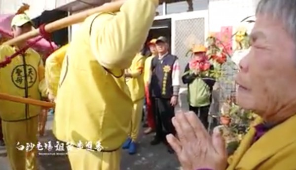 白沙屯媽祖神轎突然轉向,聽取婦人心事。(翻攝黃朝業臉書)