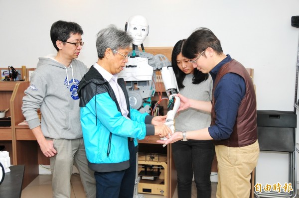 靜宜大學資訊學院成立的「PU MakerBar主顧創客吧」,讓學生在創客空間中,自主學習與啟發創意。(記者張軒哲攝)
