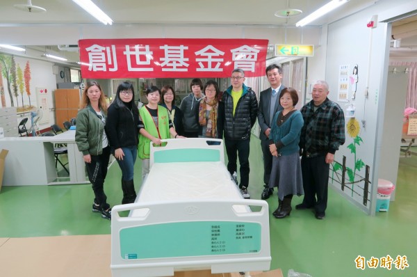 廖敏雄和好友組裝完成電動病床，捐贈給創世基金會。（記者陳鳳麗攝）