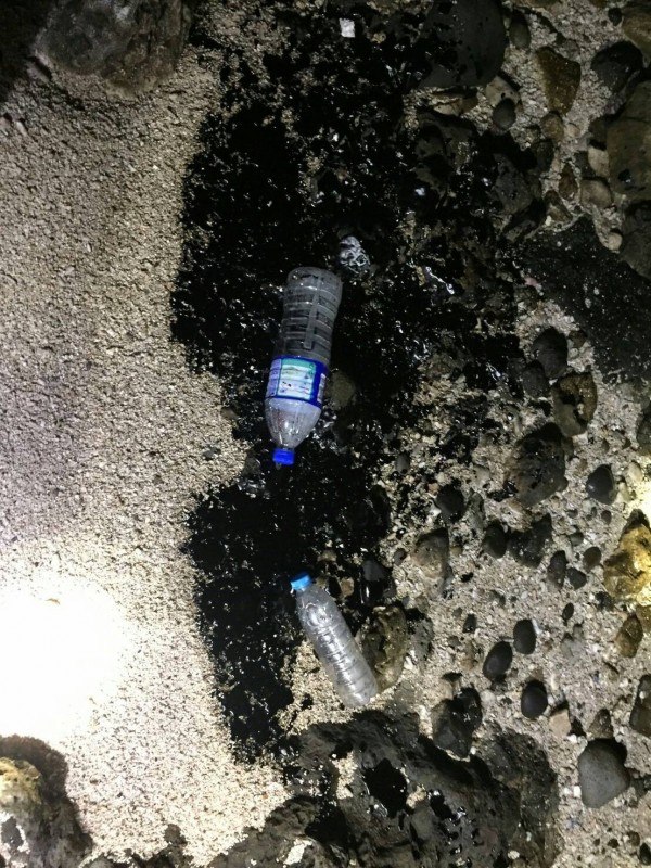 綠島海灘疑遭重油汙染。(記者王秀亭翻攝)