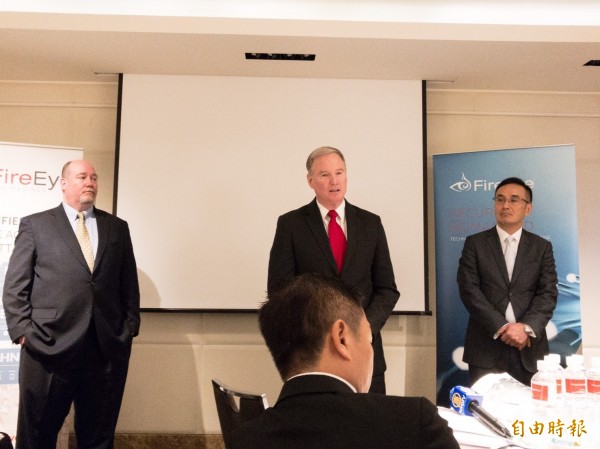 網路安全情報公司FireEye客戶培訓副總裁Patrick Walsh博士(中)、全球服務與情報部門執行副總裁John Watters(左)與北亞區總經理徐海國先生(右),分享台灣面臨的資安威脅與對應策略,以及如何運用科技、情報與專業技術阻止威脅。(記者陳炳宏攝)