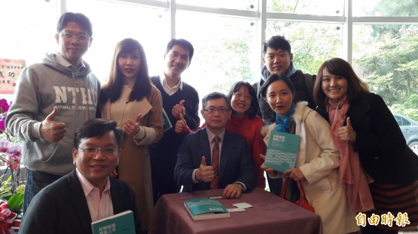 清華大學基的操盤手林哲群出版新書,以白話及新聞利子說明理財投資觀念,讓民眾輕鬆理財,不再當理財門外漢。(記者洪美秀攝)