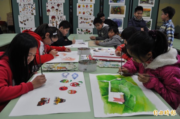 參與「影像扎根計畫」的東安國小學生們專注繪製一張張美圖。（記者周敏鴻攝）