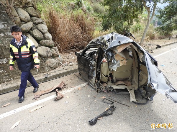 南投縣國姓鄉台14線柑林村路段,今天中午發生自小客車自撞事故,強大撞擊讓車身瞬間解體,當場斷成兩半。(記者佟振國攝)