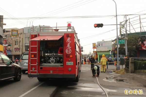 氣爆後消防車在一旁待命。(記者詹士弘攝)