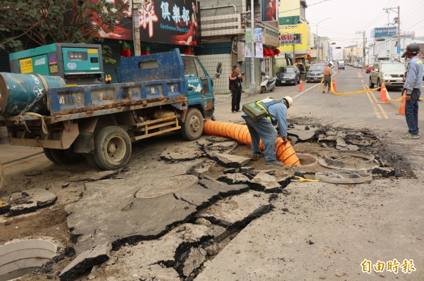 氣爆導至柏油路面隆起。(記者詹士弘攝)