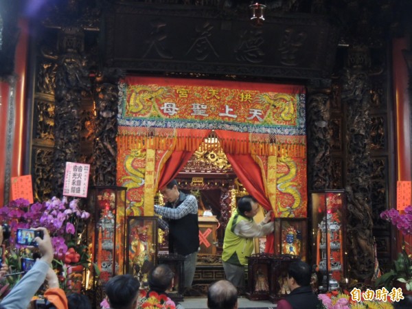 當打開神房布幔的一瞬間,睽違已久的媽祖容顏,再度展現在信眾眼前。(記者張勳騰攝)