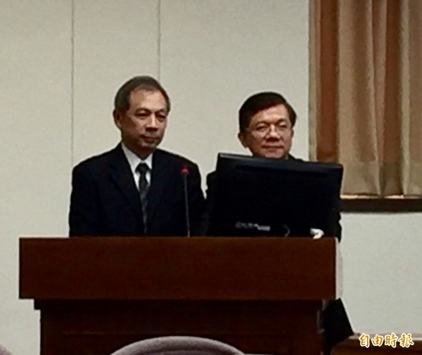 礦務局長朱明昭(左)、經濟部長李世光(右)。(記者林筑涵攝)