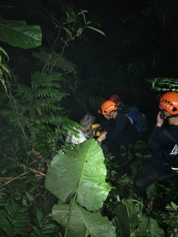 搜救人員在步道旁草叢尋獲張男。(記者余衡翻攝)