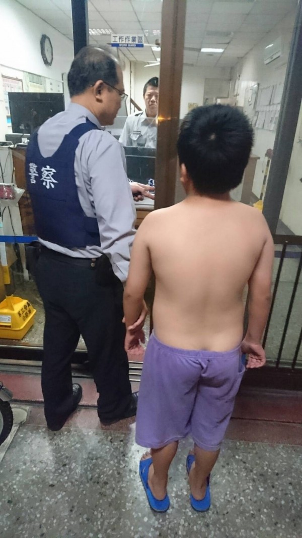 王童泣不成聲,警員只好帶著他先回派出所安撫情緒。(記者王捷翻攝)