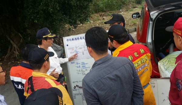 消防、救難人員研判老翁可能出沒的區域。(記者湯世名翻攝)