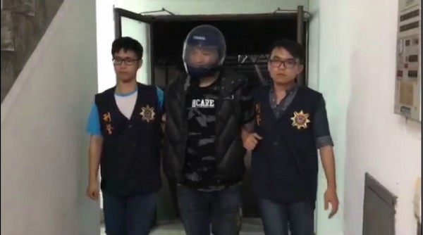 陳姓男子持道具槍毆打油罐車駕駛頭部,被警方逮捕。(記者林宜樟翻攝)