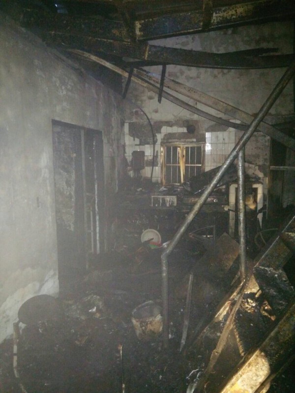 大溪住宅火警,消防人員救火也救出86歲被濃煙嗆昏的老屋主。(記者李容萍翻攝)