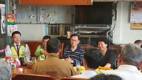 前總統陳水扁被拍到出現在市議員王峻潭的地方,指控他跑攤。(記者吳俊鋒翻攝)