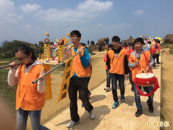 野柳地質公園舉辦數年的「野柳文化嘉年華-來弄輦」活動,邀請萬里地區中小學生參與。圖為學子製作的環保神轎,一旁還有鑼鼓隊助陣。(資料照,記者俞肇福攝)