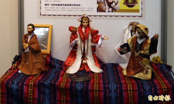 「君奇偶意社」創造出異於台灣傳統布袋戲的貓布袋戲偶、東洋風的原創戲偶。(記者詹士弘攝)