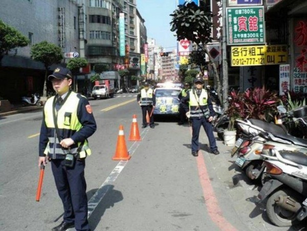 警員取締違規時,若開立較輕罰度罰單,恐會觸犯公務員登載不實罪。(記者林宜樟翻攝)