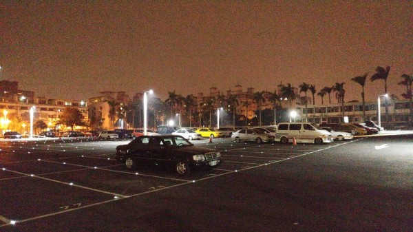 榮譽街停車場有夜間太陽能發光標示導引停車燈,夜晚很炫。(記者洪瑞琴翻攝)