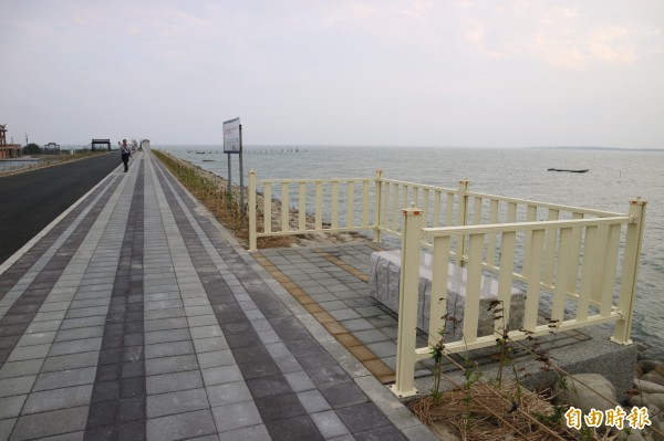觀夕步道旁就是七股潟湖,可看海景、賞夕陽。(記者楊金城攝)