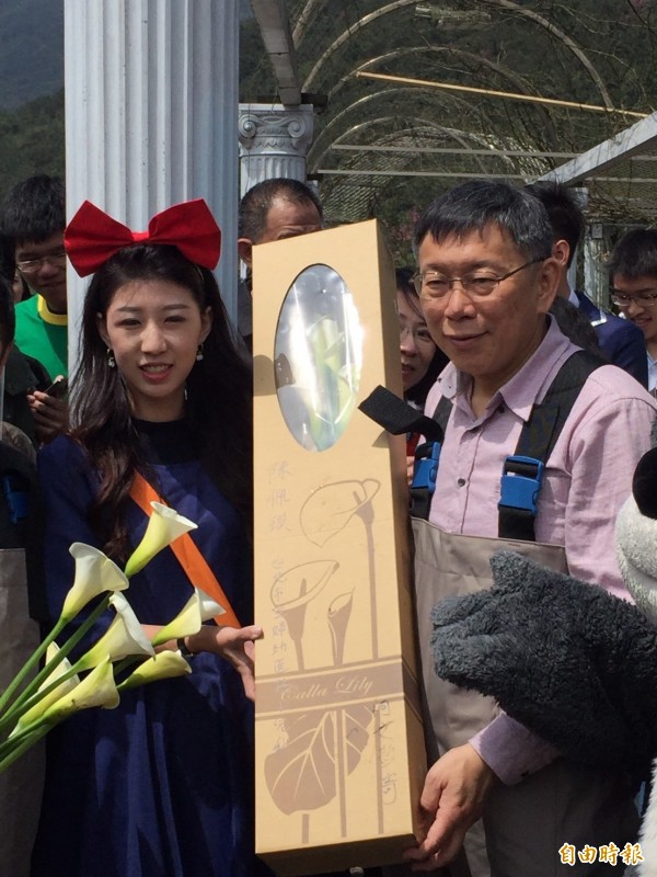 柯文哲還親自採收海芋花,稍後也將新鮮直送、宅配給夫人陳佩琪。(記者沈佩瑤攝)