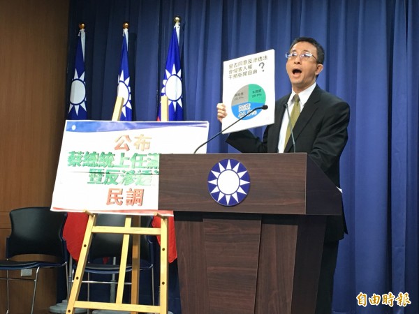 國民黨文傳會副主委胡文琦公布民調。(記者林良昇攝)