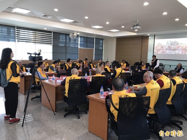 中國福建省圍頭灣天后宮一行43人,今天到拱天宮參訪,觀看白沙屯媽祖進香的過程及種種神蹟,全程也錄影帶回參考。(記者張勳騰攝)