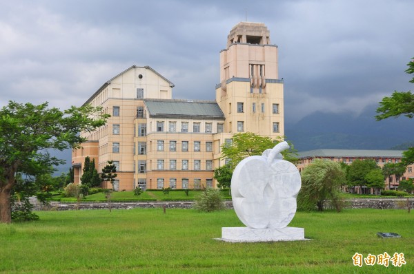 國立東華大學今天上午無預警停電,原來是台電地下電纜故障,導致學校29、30日停課。(記者花孟璟攝)