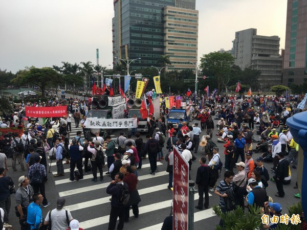 抗議年金改革的群眾,集體占據忠孝東路、中山南路口。(記者鄭鴻達攝)