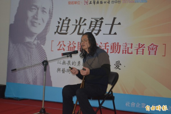鎖匠畫家嚴榮宗從小罹患小兒麻痺,但他不放棄成為開鎖之父,還自學榮獲加拿大畫家最高榮譽的SFCA席位。(記者陳建志攝)