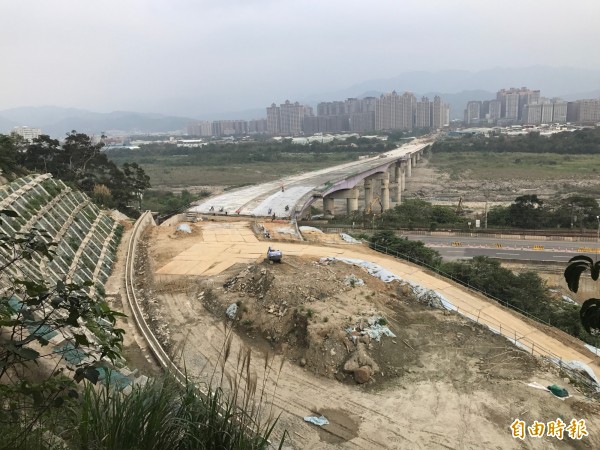 三鶯二橋跨越高速公路、大漢溪、縱貫鐵路,並利用阿四巷山谷區施做迴轉道,是近10年來新北最複雜的工程。(記者張安蕎攝)