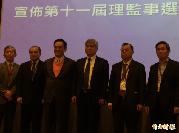 力晶集團創辦人黃崇仁（右二）。（記者洪友芳攝）