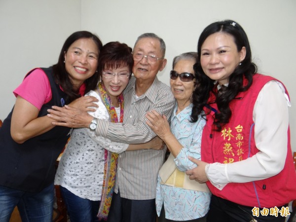 國民黨主席洪秀柱(左二)探望黨齡七十七年的老黨員何紹權(中),大家歡喜抱在一起。(記者王俊忠攝)
