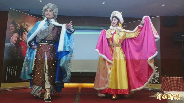 飾演少年多爾袞的戴立吾及少年孝莊的林庭瑜,現場彩裝演出片段。(記者劉婉君攝)